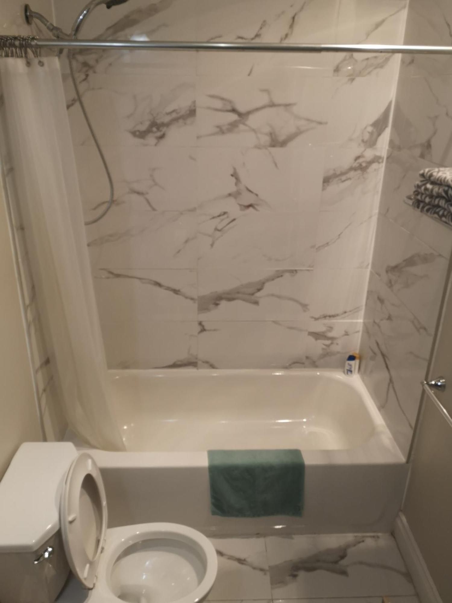 Lakeside Private Suite-Queen Bed Room Tottenham 部屋 写真